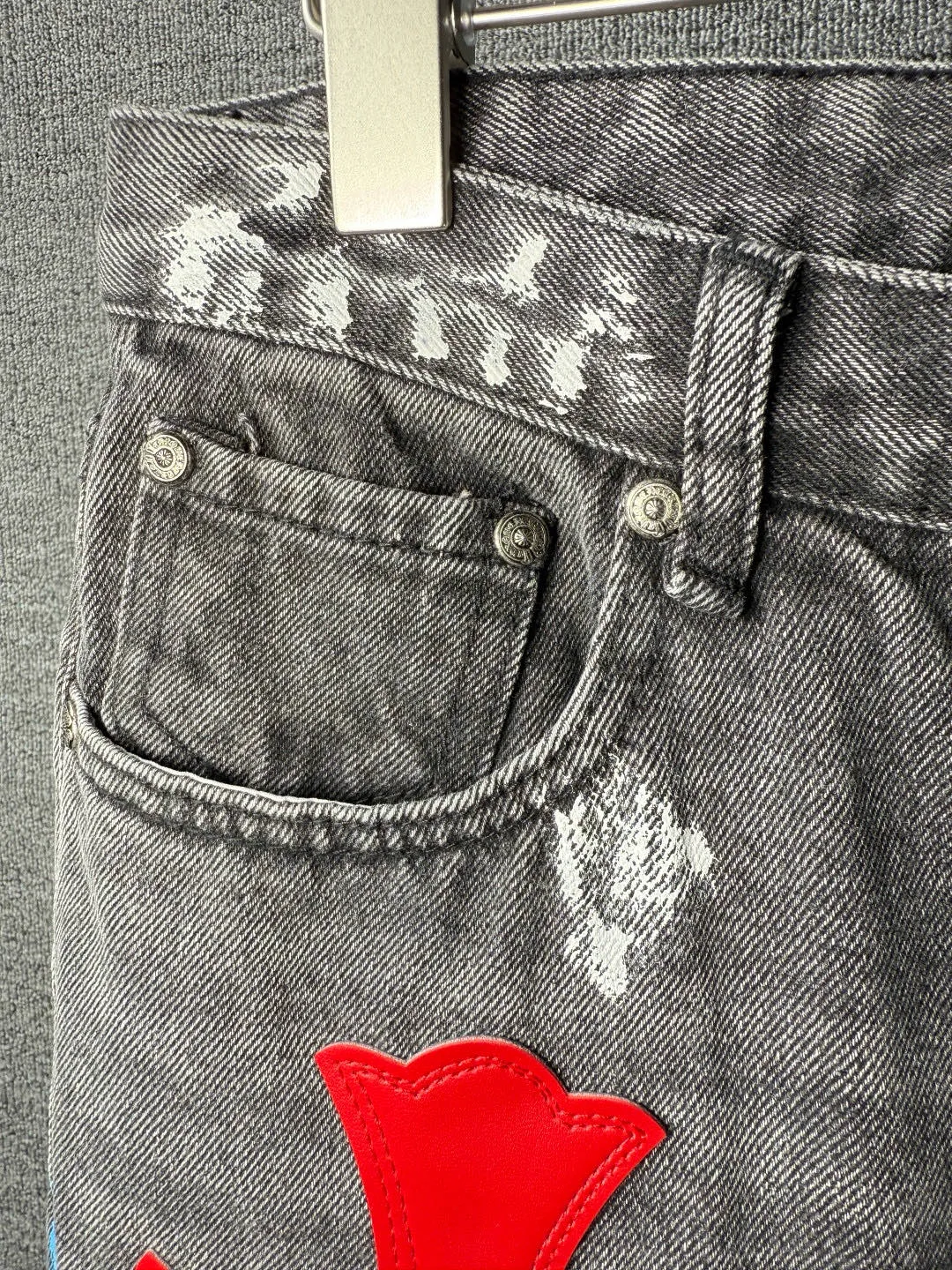 P280 💰 (Top version) GALLERY DEPT & Chrome hearts washed jeans with blue, yellow, black and white multi-color stitching, which truly restores the ultimate texture of Vintage. Three-dimensional version. Loose and comfortable, not picky about the figure. Makes taller and slimmer. Seiko factory. Original quality control. Same style for men and women. Can be matched with couples. Versatile recommendation. Must-have jeans for all seasons. Fashionistas have been disappointed. From the quality selection of fabrics, the tailoring of details, and the matching of patterns, they are all impeccable! The upper body is so handsome when worn...it can be easily worn by men, women and children! The craftsmanship is made of heavy-duty washed pure cotton denim fabric. After washing, it is soft and thick. It is very stylish when worn on the body. Color: black Size: 28-30-32-34-36 (corresponding to S-M-L-XL-XXL)